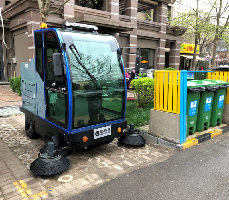 物業(yè)小區(qū)電動(dòng)駕駛式掃地車案例